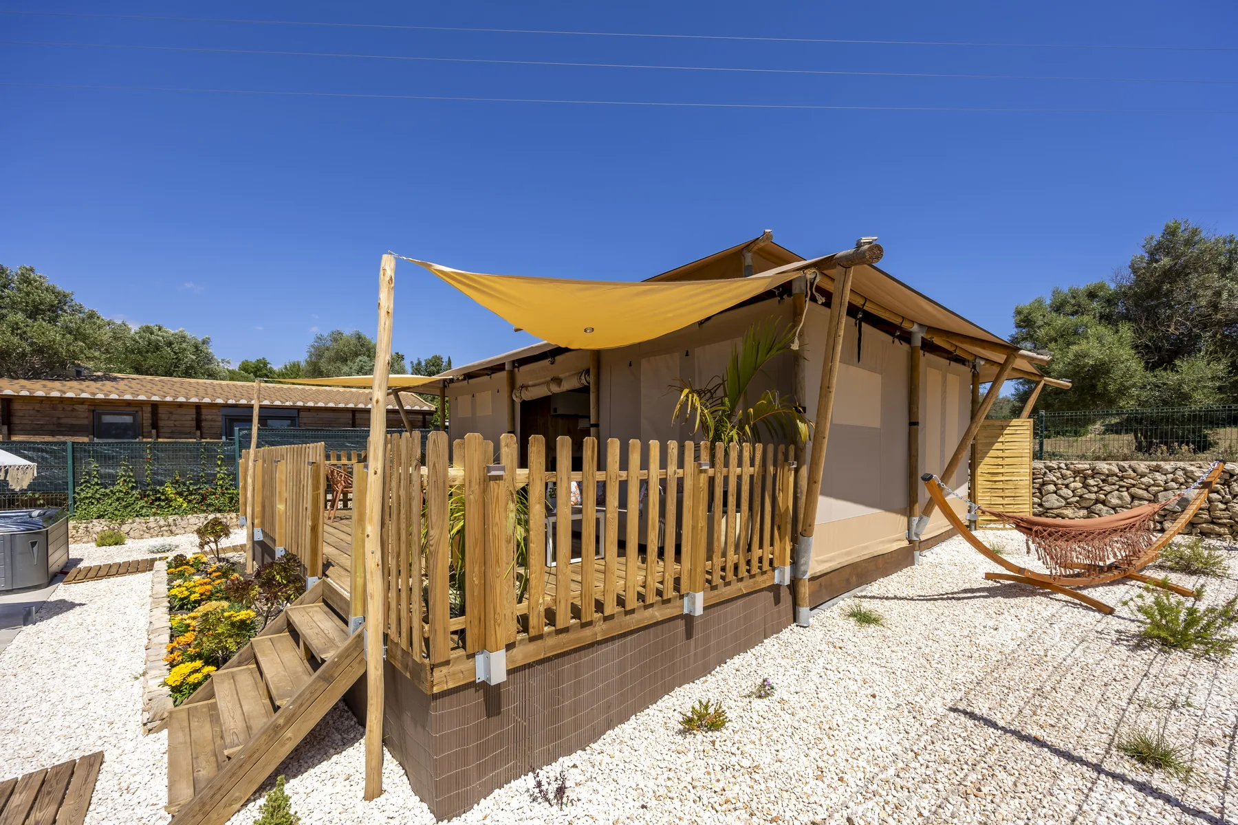 De Farm Lodge van buiten, met terras en omheinde speeltuin