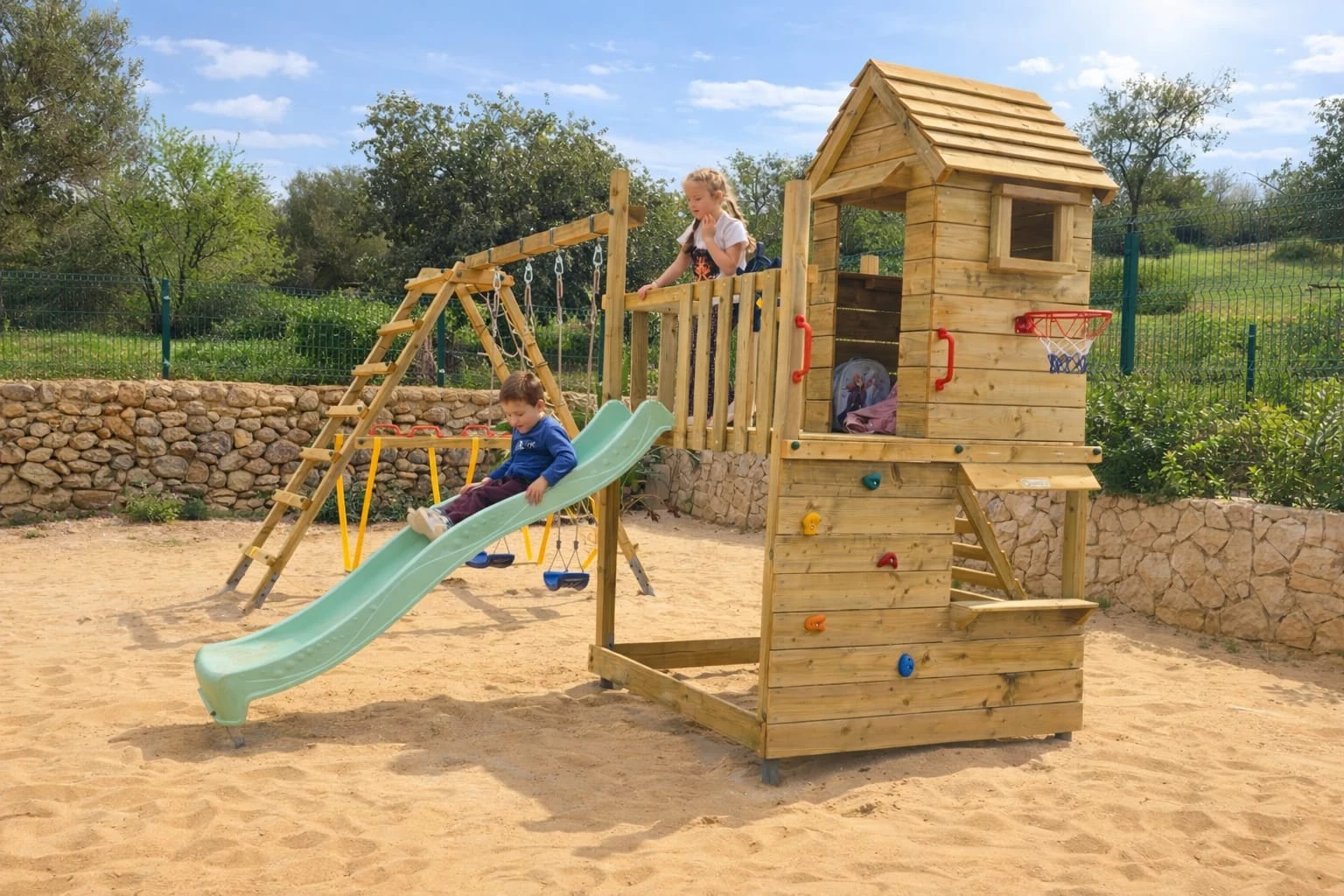 Kinderen bij het speelhuis met glijbaan in de priv&eacute;speeltuin