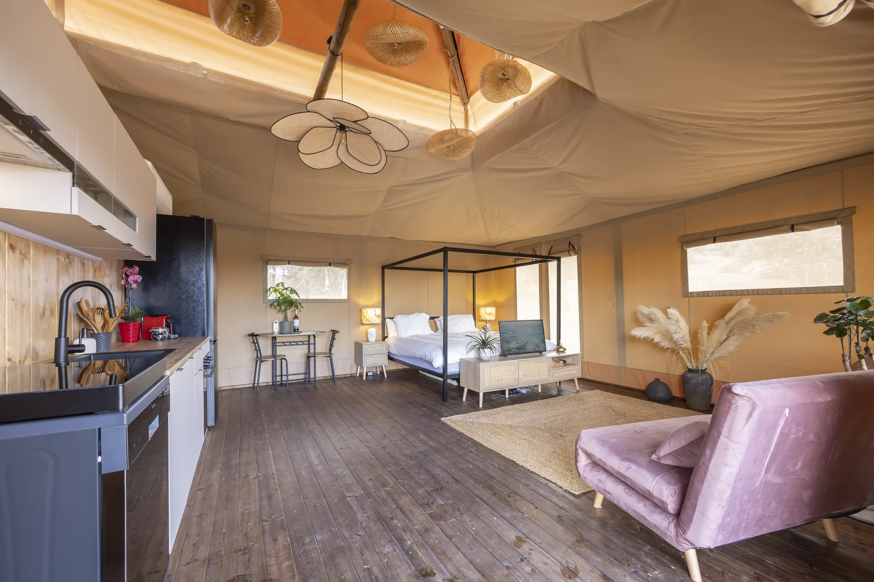 Open interieur met keuken, bed en zithoek