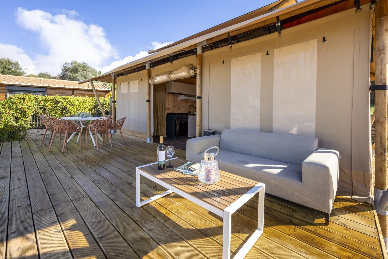 Houten terras met zithoek en gedekte tafel